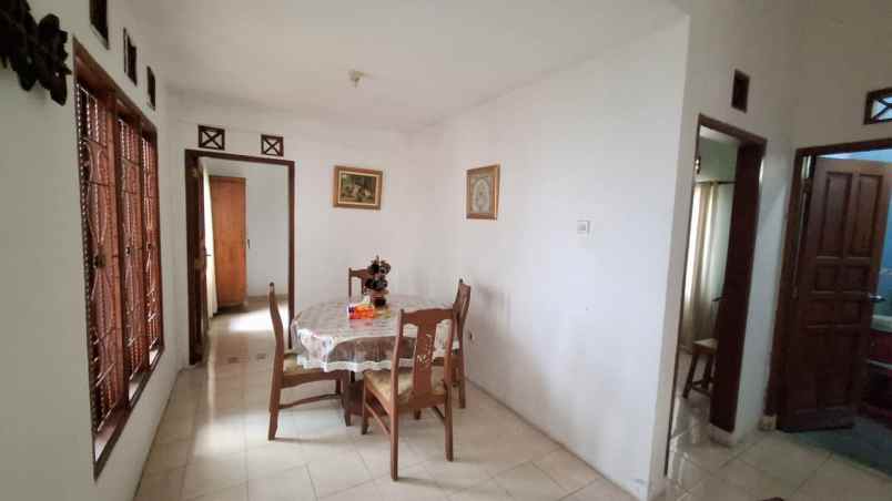 dijual rumah komplek sariwangi