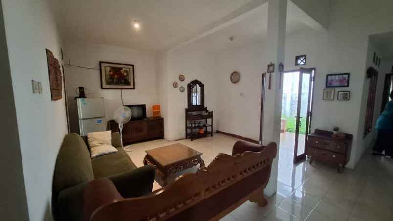 dijual rumah komplek sariwangi