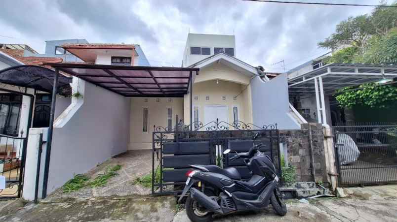dijual rumah komplek sariwangi