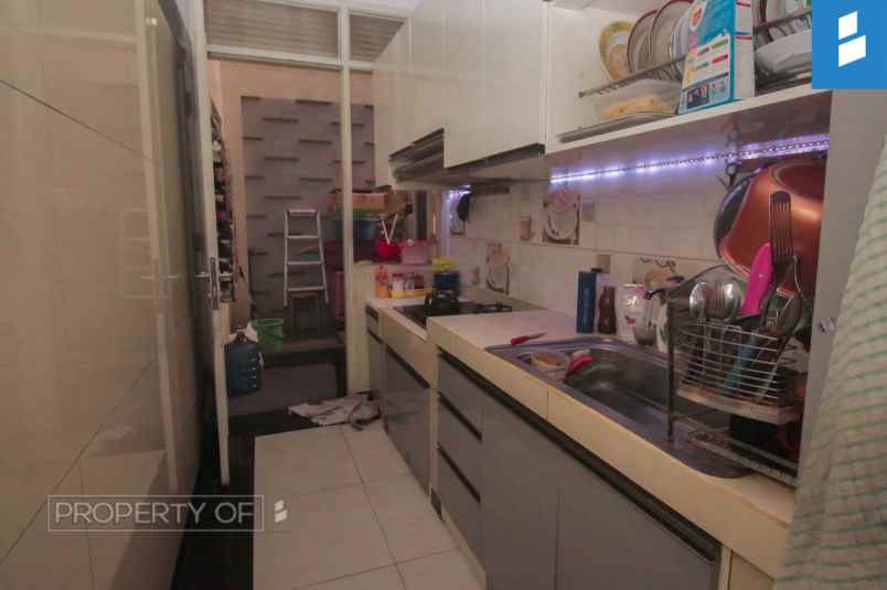 dijual rumah komplek surapati core