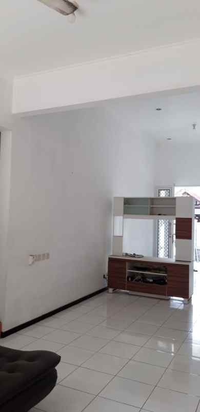 dijual rumah kutisari indah barat