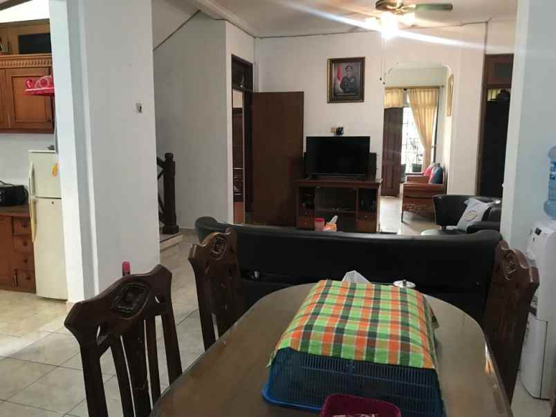 dijual rumah lantai 2 full furnished di denpasar utara