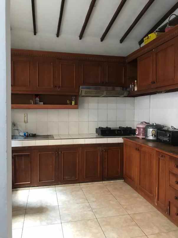 dijual rumah lantai 2 full furnished di denpasar utara