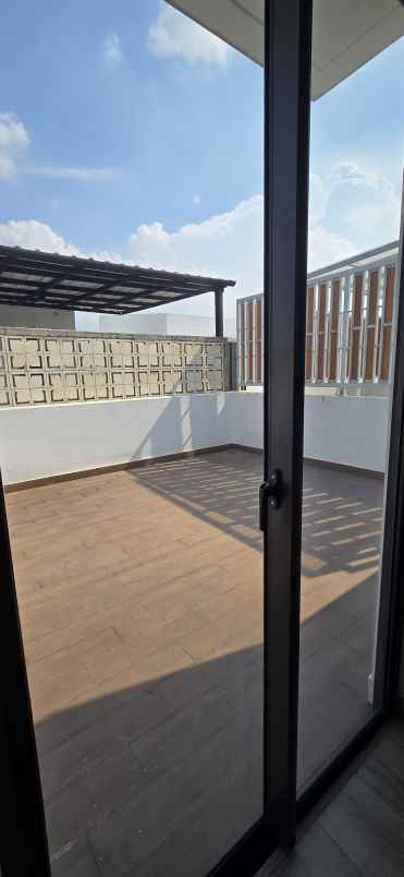 dijual rumah maison de wisteria metland