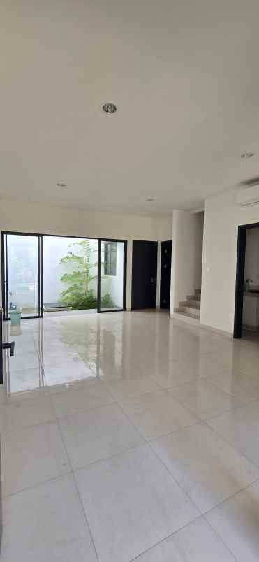 dijual rumah maison de wisteria metland