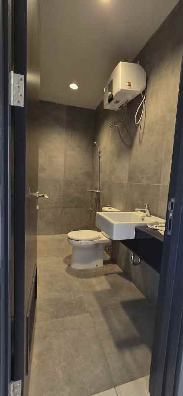 dijual rumah maison de wisteria metland