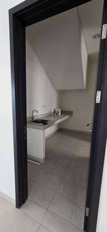 dijual rumah maison de wisteria metland