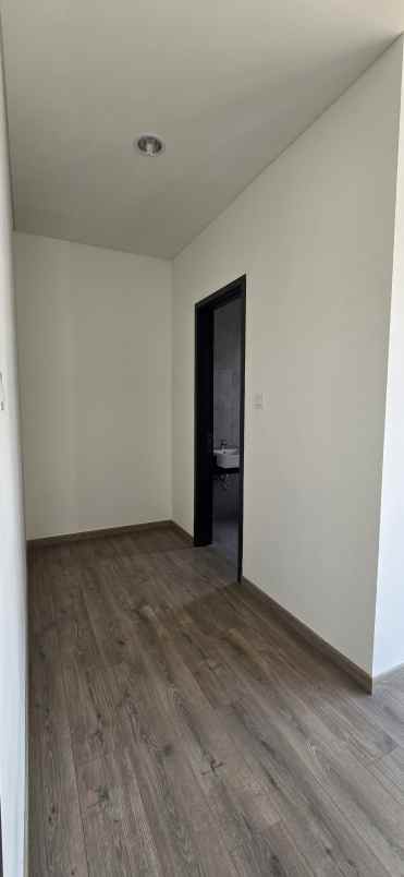 dijual rumah maison de wisteria metland