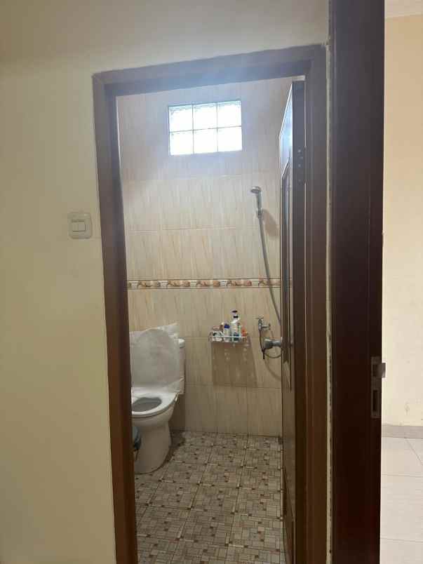 dijual rumah meruya selatan