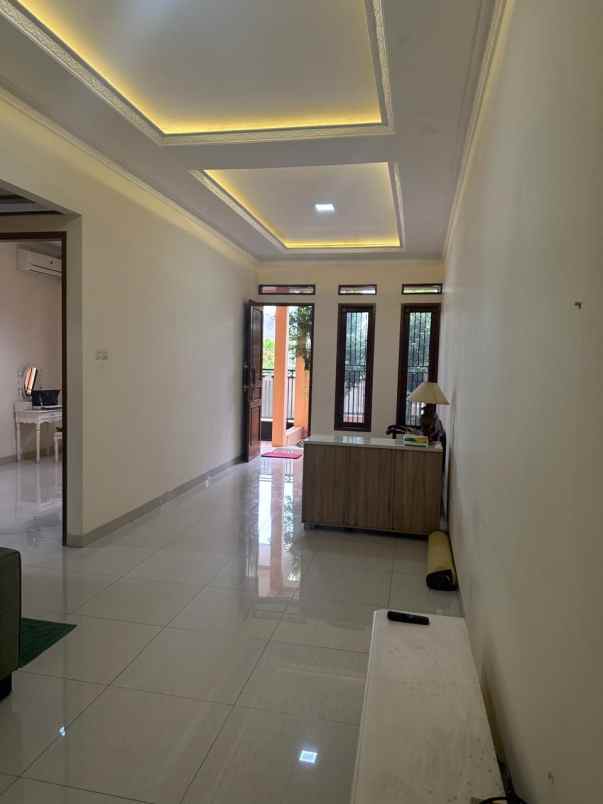 dijual rumah meruya selatan kembangan