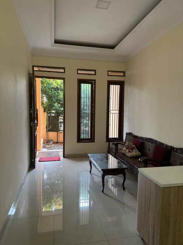 dijual rumah meruya selatan kembangan