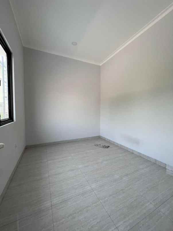 dijual rumah meruya utara kembangan