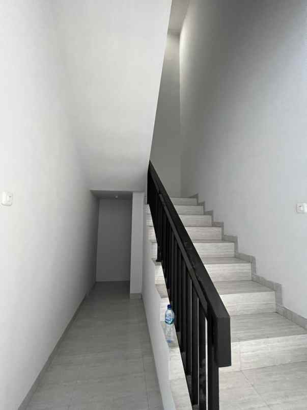 dijual rumah meruya utara kembangan