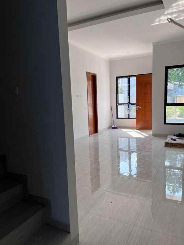 dijual rumah meruya utara kembangan