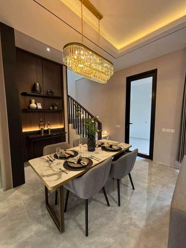 dijual rumah ngesrep