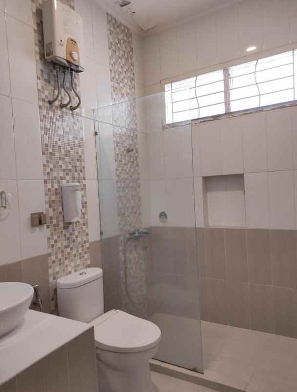 dijual rumah nirwana eksekutif