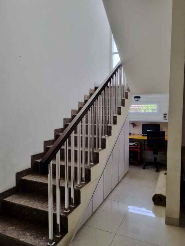 dijual rumah padurenan