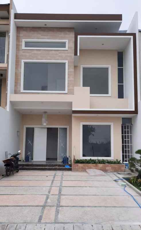 dijual rumah pakuwon city