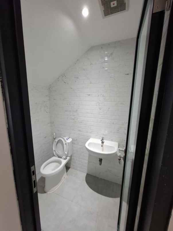 dijual rumah pakuwon city