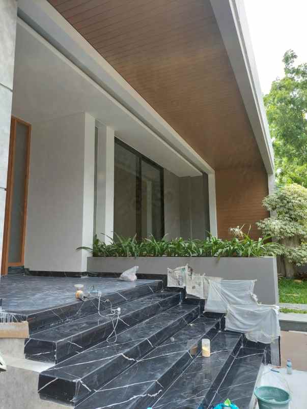 dijual rumah pakuwon indah imperial