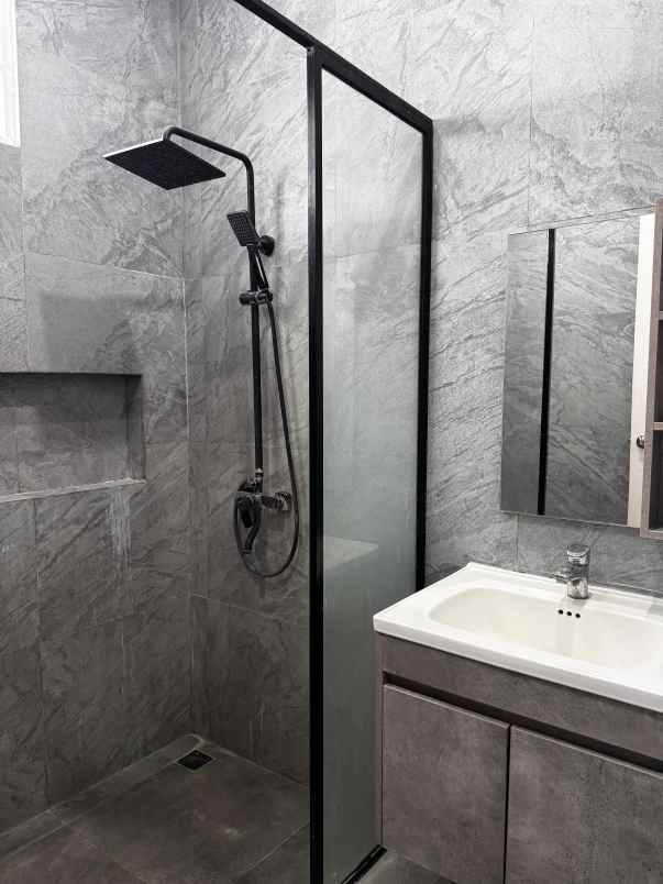 dijual rumah perumahan royal residence