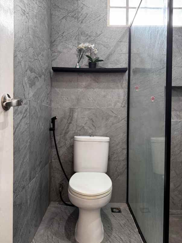 dijual rumah perumahan royal residence