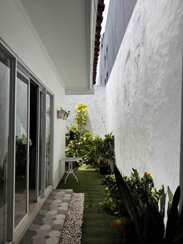 dijual rumah perumahan royal residence