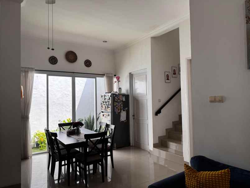 dijual rumah perumahan royal residence