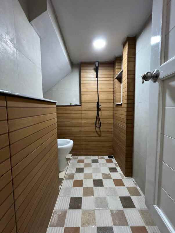 dijual rumah perumahan taman anyelir