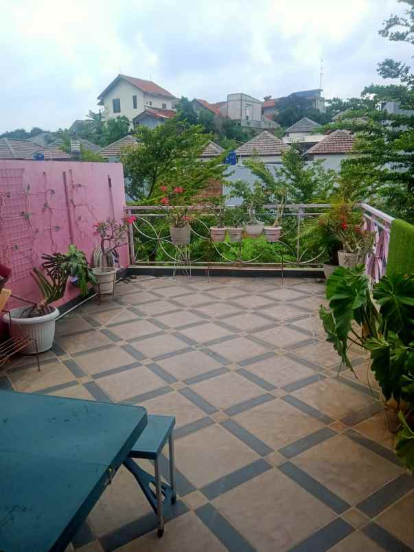 dijual rumah pink di komplek perumahan puri depok mas