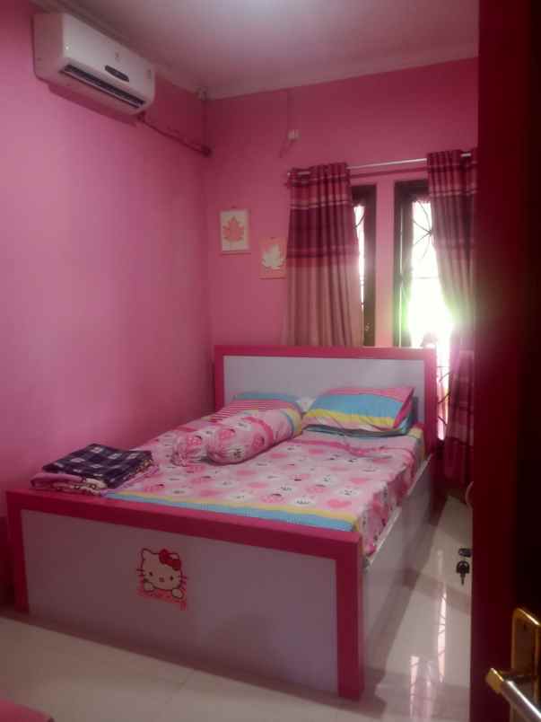 dijual rumah pink di komplek perumahan puri depok mas