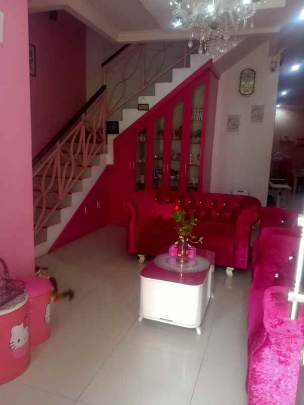 dijual rumah pink di komplek perumahan puri depok mas