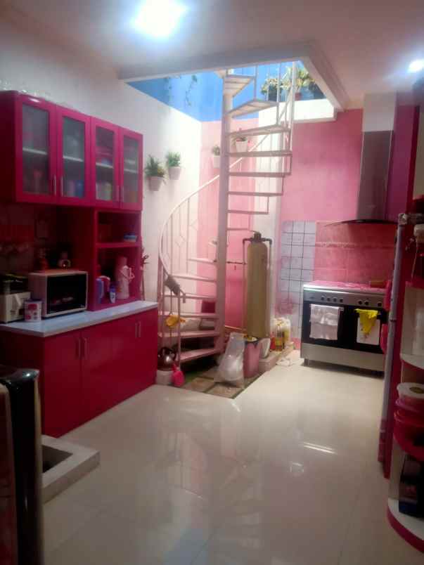 dijual rumah pink di komplek perumahan puri depok mas