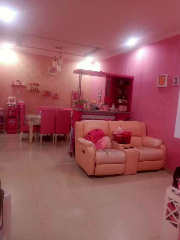 dijual rumah pink di komplek perumahan puri depok mas