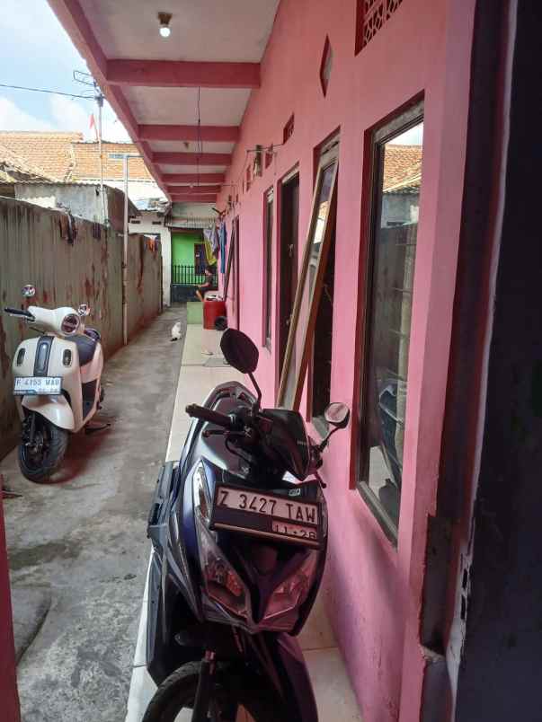 dijual rumah pojok utara