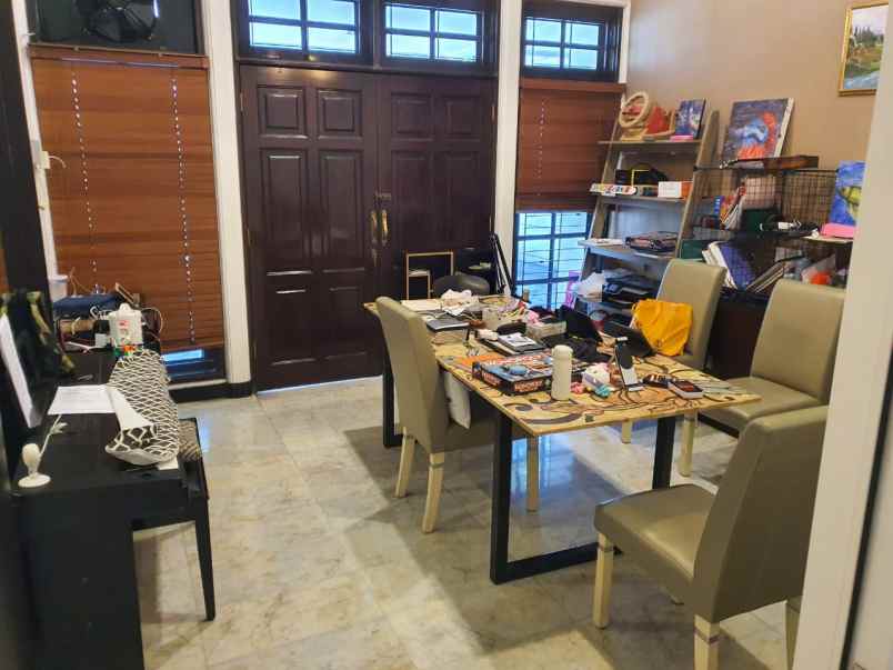 dijual rumah raya darmo surabaya