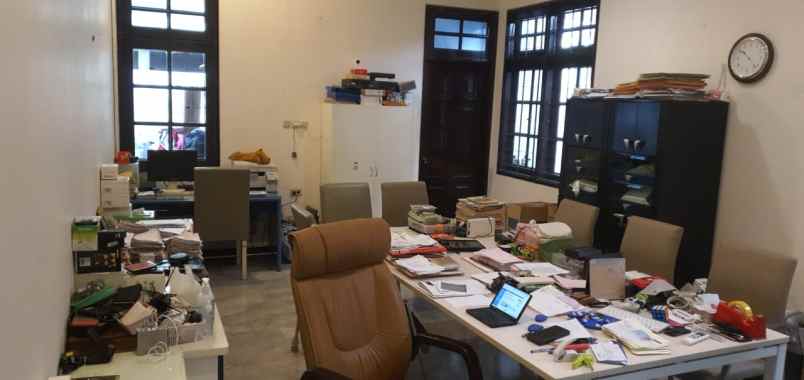 dijual rumah raya darmo surabaya