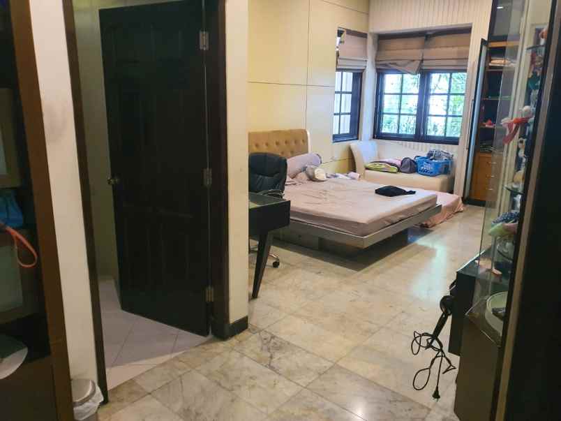 dijual rumah raya darmo surabaya