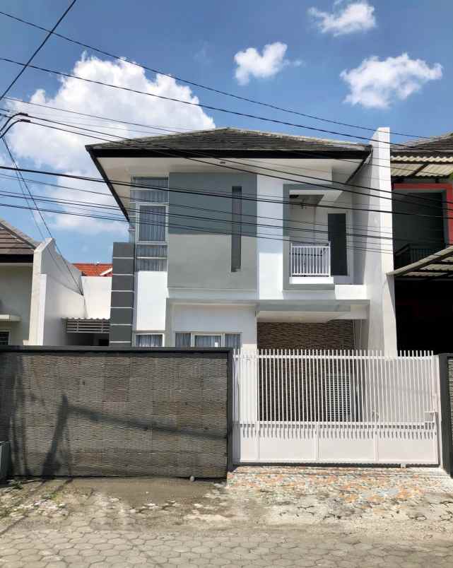 dijual rumah rungkut asri