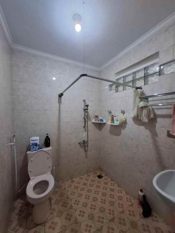 dijual rumah sanggar hurip