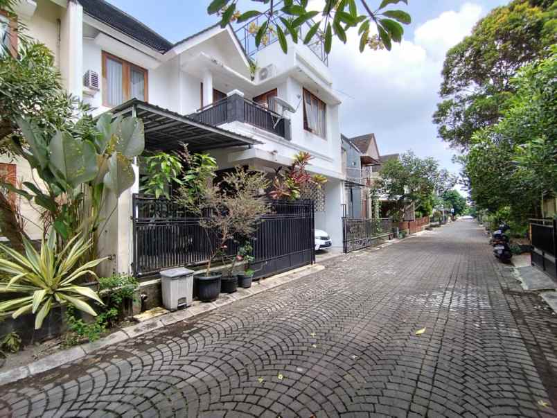 dijual rumah second cantik murah 2 lantai