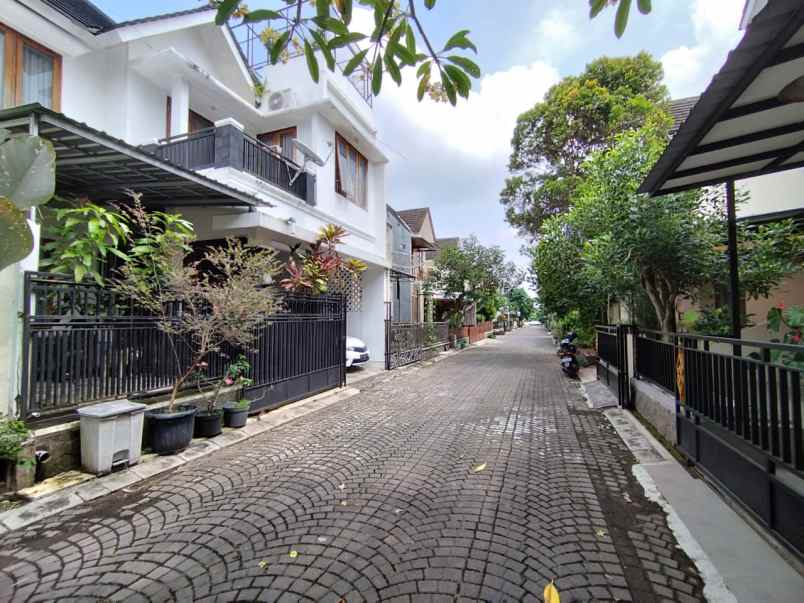 dijual rumah second cantik murah 2 lantai