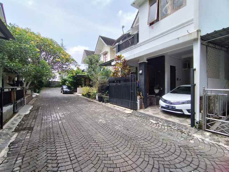 dijual rumah second cantik murah 2 lantai