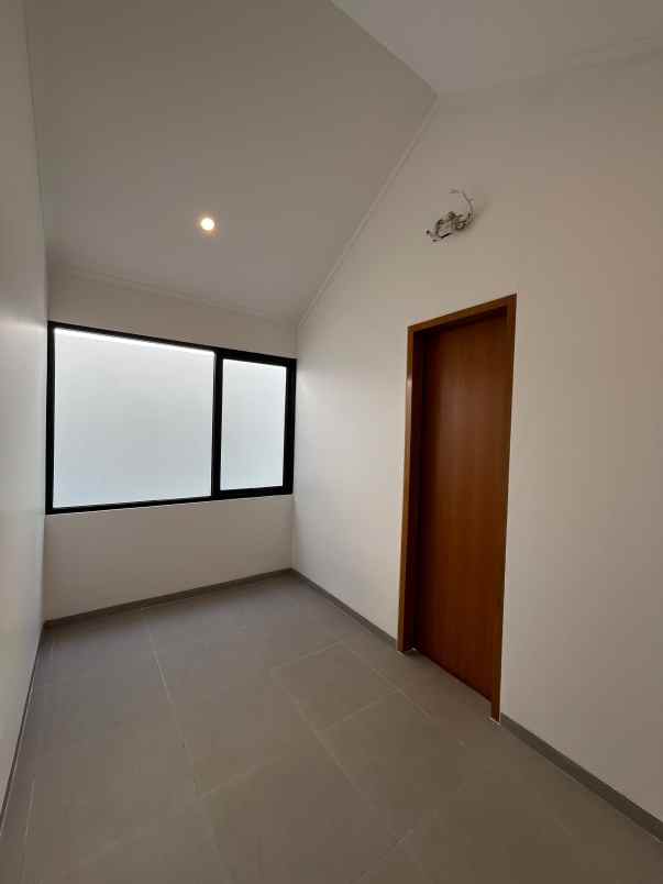 dijual rumah serua ciputat