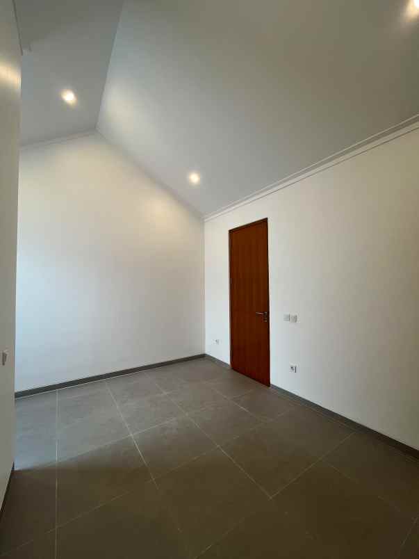 dijual rumah serua ciputat