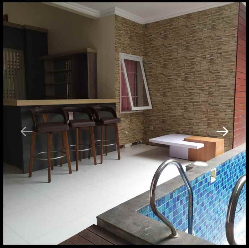 dijual rumah setraduta