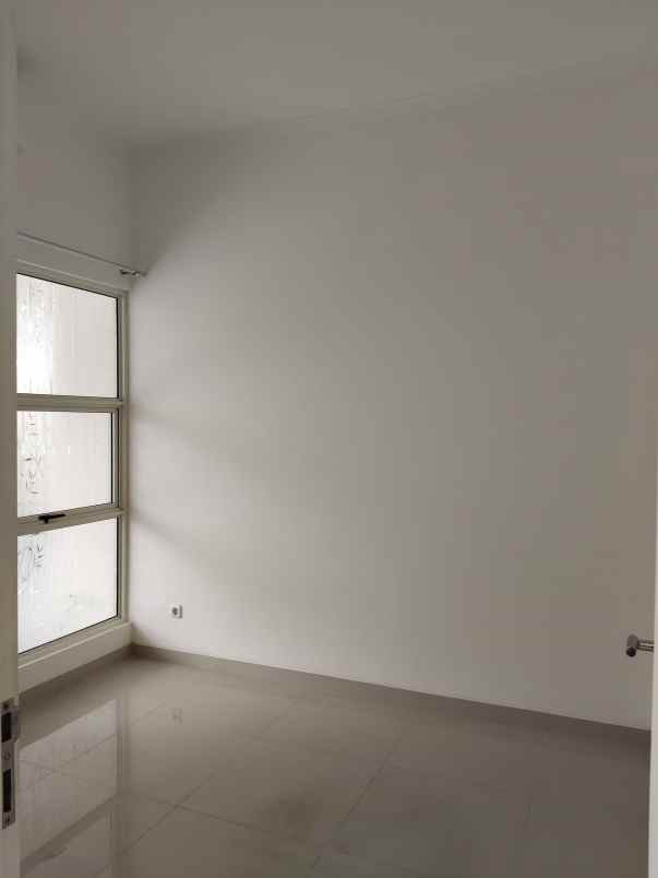 dijual rumah siap huni di suvarna sutera cluster dhana