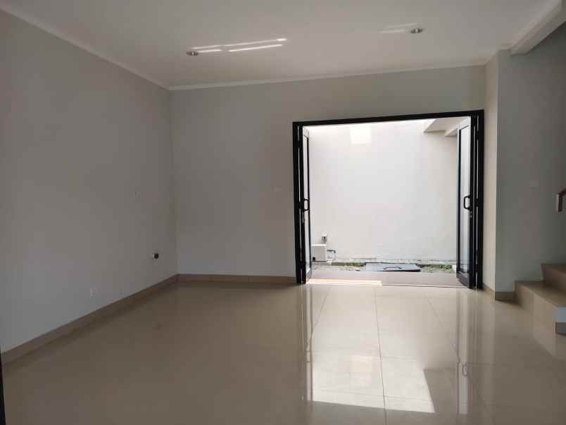 dijual rumah summarecon crown gading