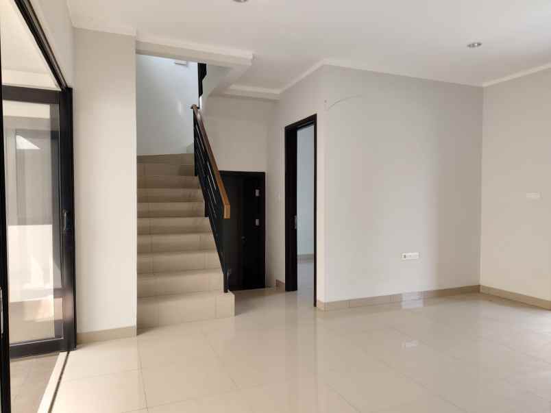 dijual rumah summarecon crown gading
