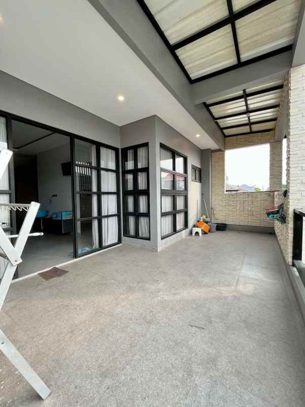 dijual rumah taman kencana